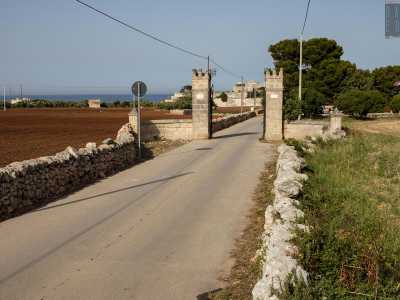 Dopo 3 chilometri la strada si divide. Da una parte conduce a Porto Ghiacciolo, dall�altra porta su un viottolo caratterizzato dalla presenza di due colonne in pietra...